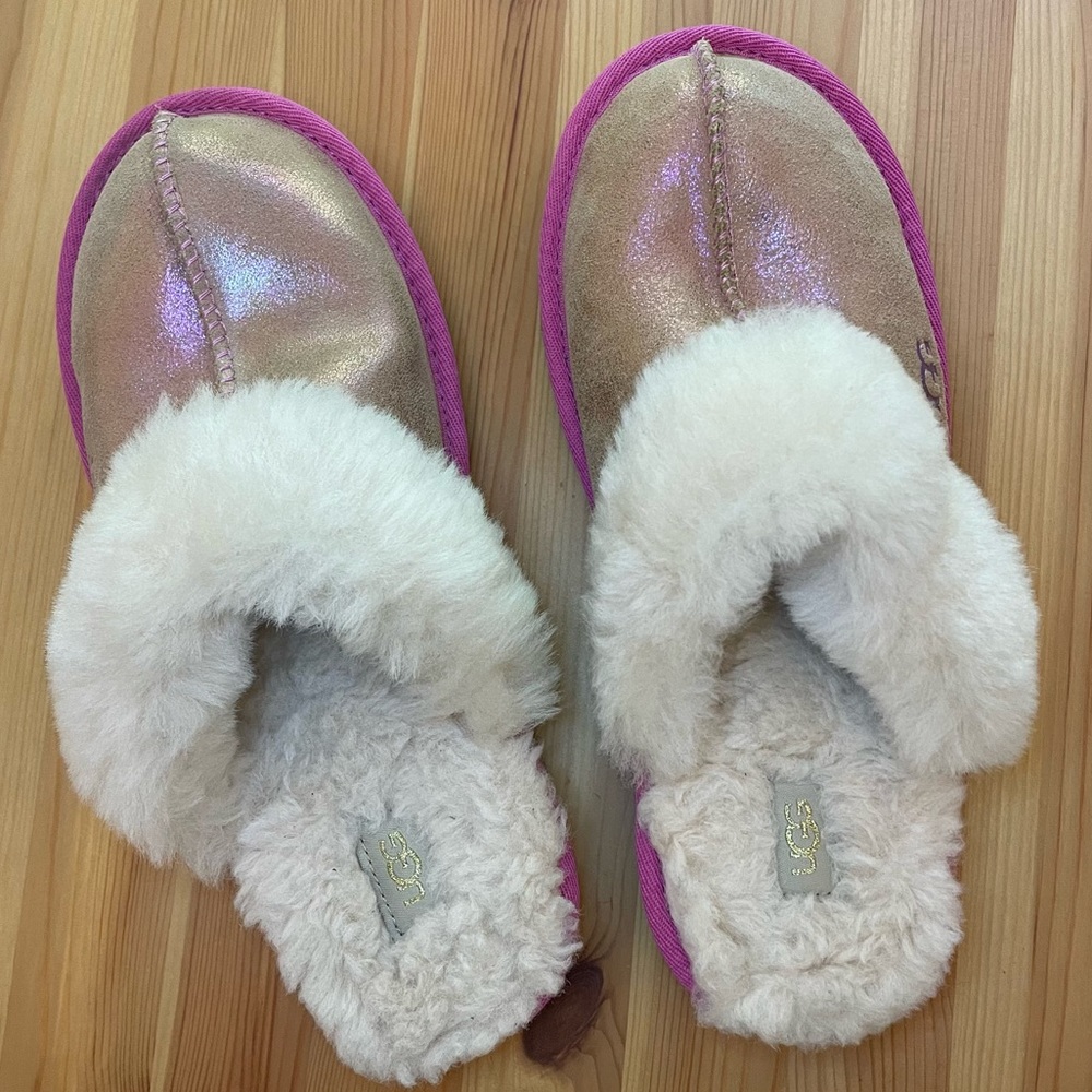 Ugg big kids Cozy II slipper, size 5